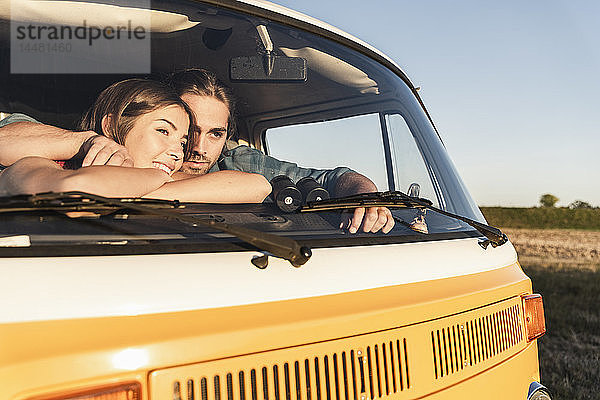 Romantisches Paar auf einem Roadtrip mit ihrem Wohnmobil  das eine Pause macht