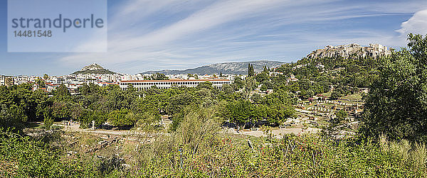 Griechenland  Athen  Panoramablick von der antiken Agora zur Stoa des Attalos und der Akropolis