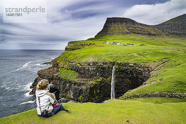 Dänemark  Färöer-Inseln  Vagar  Frau und ihre Tochter beim Blick auf den Gasadalur-Wasserfall