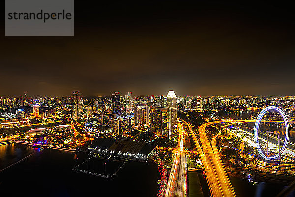Singapur  Stadtbild bei Nacht