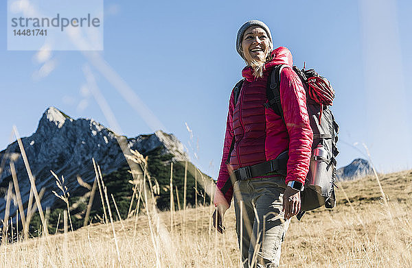 Österreich  Tirol  glückliche Frau auf einer Wanderung in den Bergen