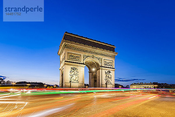 Frankreich  Paris  Place Charles-de-Gaulle  Arc de Triomphe und Nachtverkehr mit Lichtspuren