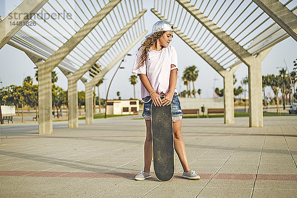 Mädchen mit Skateboard