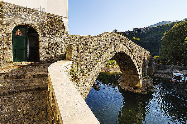 Montenegro  Rijeka Crnojevica  alte Brücke Stari most  Fluss Crnojevic