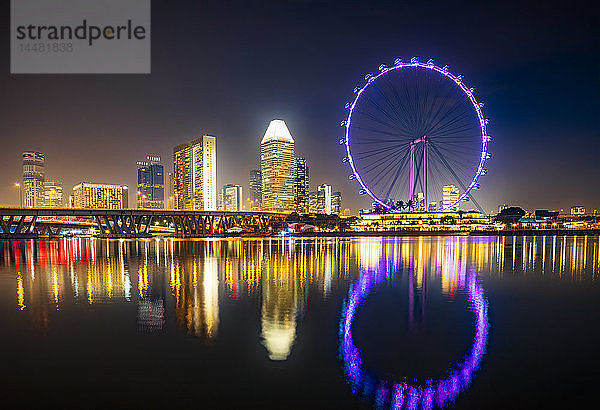 Singapur  Stadtbild und Riesenrad bei Nacht