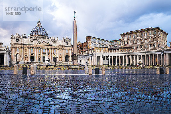 Italien  Rom  Blick auf den Petersdom und den Petersplatz im Vatikan