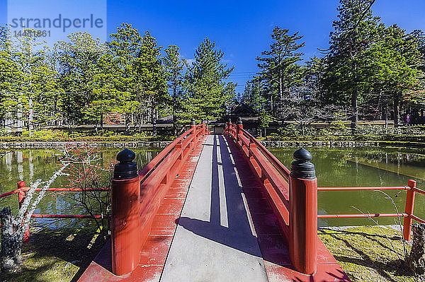 Japan  Mr. Koya  Brücke über das Wasser im Park