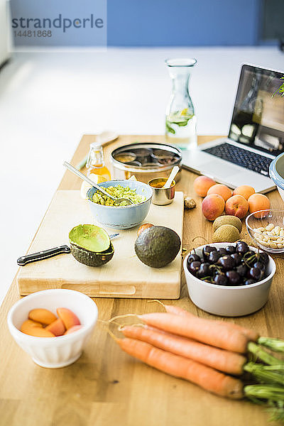 Gesundes Obst und Gemüse auf einer Küchenfläche