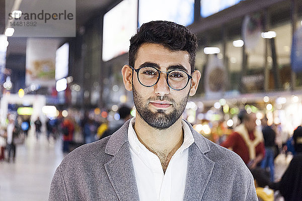Deutschland  München  Porträt eines jungen Geschäftsmannes am Hauptbahnhof
