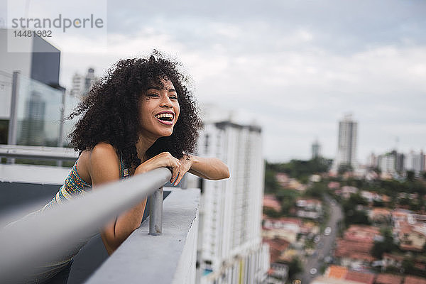Panama  Panama City  Porträt einer glücklichen jungen Frau auf dem Balkon