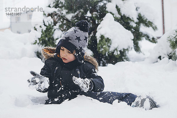 Kleinkind spielt im Schnee