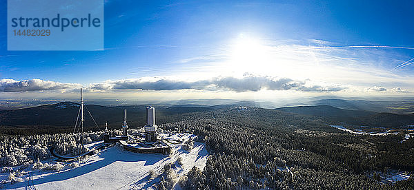 Deutschland  Hessen  Schmitten  Luftbild des Großen Feldbergs  Sendemast und Aussichtsturm im Winter