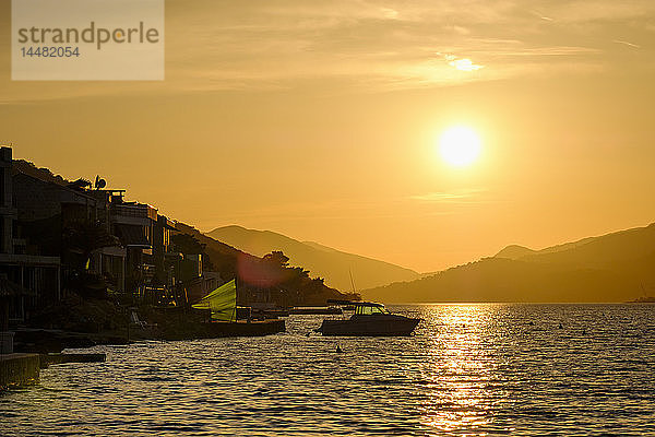 Montenegro  Bucht von Kotor  Halbinsel Lustica  Krasici  Berg Lovcen bei Sonnenuntergang