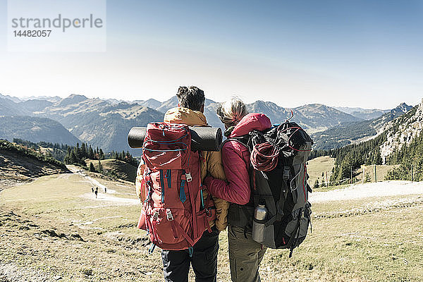 Österreich  Tirol  Rückansicht eines aussichtsreichen Paares auf einer Wanderung in den Bergen