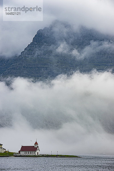 Dänemark  Färöer-Inseln  Vidoy  Kleine Kirche im Nebel