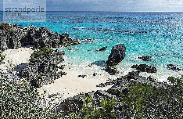 Bermudas  Felsklippen und Strand  türkisfarbenes Wasser