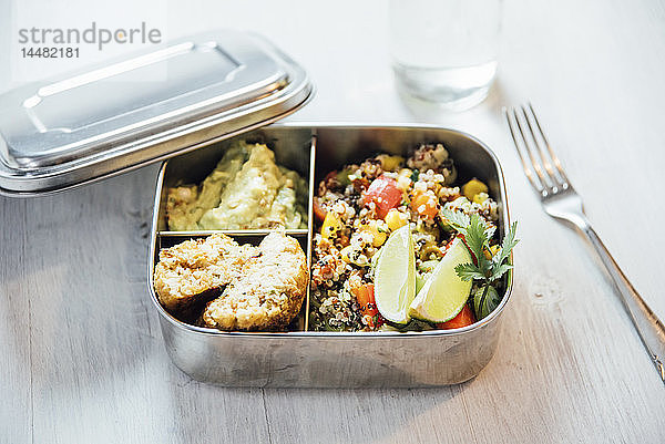Bento-Box mit Quinoa-Salat mit Gemüse und Limette  Avocadocreme und Blumenkohlklößchen