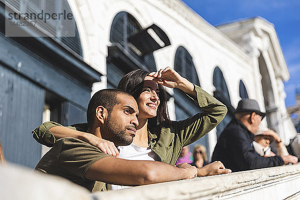 Italien  Venedig  liebevolles junges Paar erkundet die Stadt
