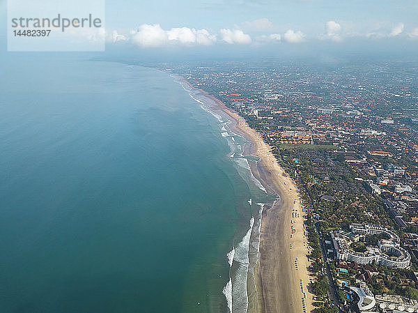 Bali  Kuta Beach  Indischer Ozean und Küstenlinie  Luftaufnahme