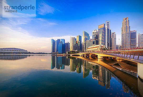 Singapur  Finanzdistrikt  Hochhäuser am Abend