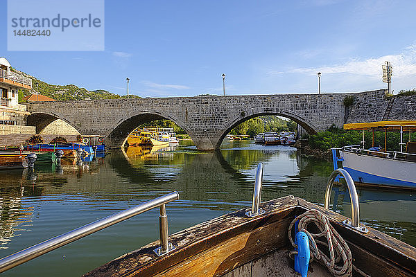 Montenegro  Virpazar  Skadarsee  Boot und Brücke