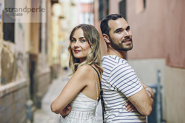 Spanien  Andalusien  Malaga  Porträt eines Touristenpaares  das Rücken an Rücken in der Stadt steht