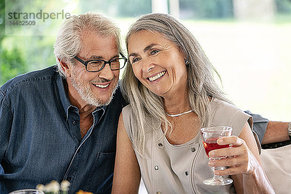 Glückliches Seniorenpaar auf einer Familienfeier