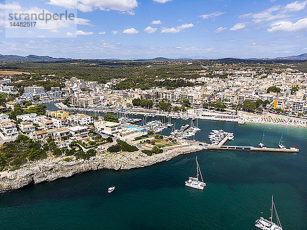 Spanien  Balearen  Mallorca  Porto Cristo  Cala Manacor  Küste mit Villen und Naturhafen