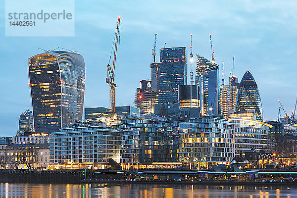 Vereinigtes Königreich  England  London  Finanzdistrikt mit modernen Wolkenkratzern im Morgengrauen  lange Exposition