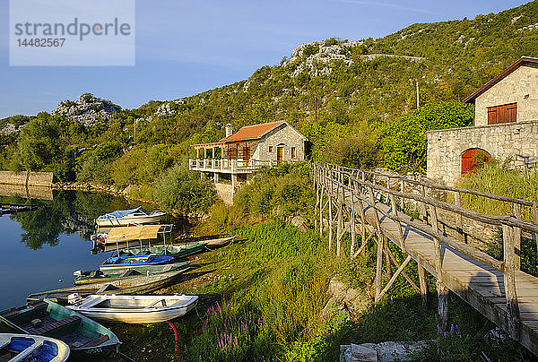 Montenegro  Skadar-See  Dorf Karuc