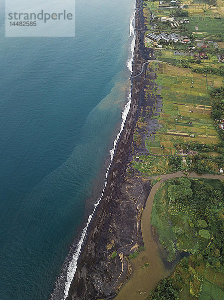 Indonesien  Bali  Keramas  Luftaufnahme des Strandes von Klotok  Reisfelder