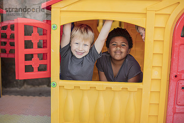 Porträt von glücklichen Kindern in einem Spielhaus