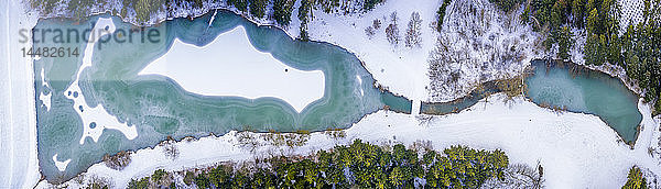 Deutschland  Baden-Württemberg  Ostalbkreis  Schwäbischer Wald  Luftaufnahme Wald und Stausee Eisenbach im Winter