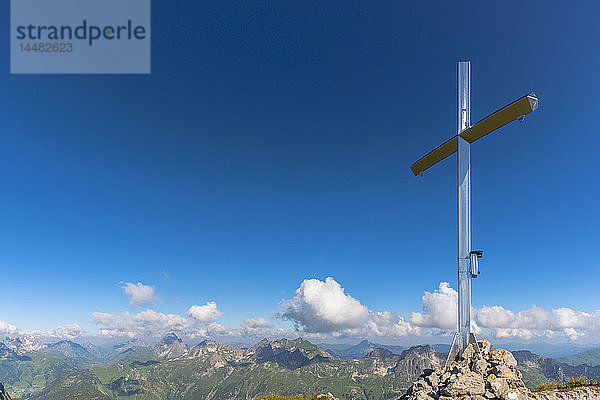 Deutschland  Bayern  Allgäu  Allgäuer Alpen  Gipfelkreuz auf dem Hochrappenkopf