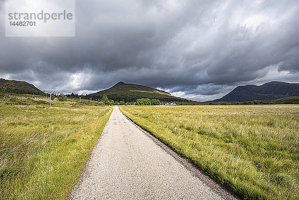 Vereinigtes Königreich  Schottland  Sutherland  Lairg  Northern Highlands  einspurige Straße und der Berg Ben Stack im Hintergrund
