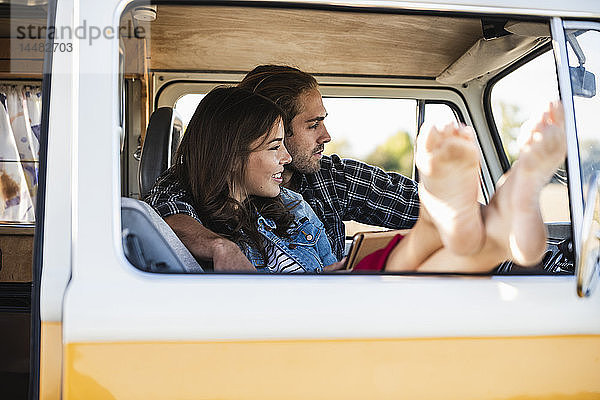 Zärtliches Ehepaar macht einen Roadtrip im Wohnmobil