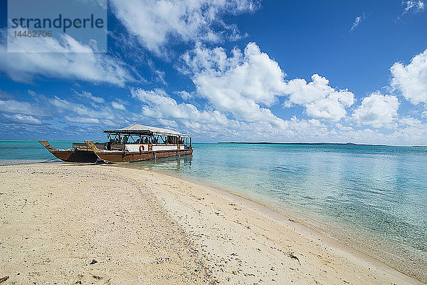 Cook-Inseln  Rarotonga  Lagune von Aitutaki  traditionelles Boot am Strand