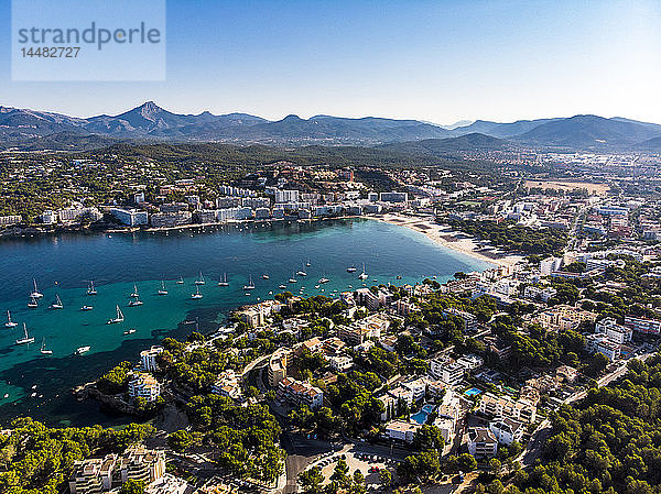 Spanien  Balearen  Mallorca  Region Calvia  Luftaufnahme von Santa ponca  Marina  Serra de Tramuntana im Hintergrund