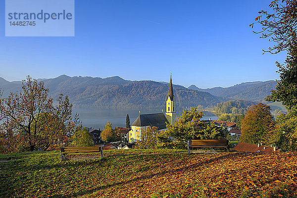 Deutschland  Oberbayern  Schliersee  Pfarrkirche St. Sixtus im Herbst