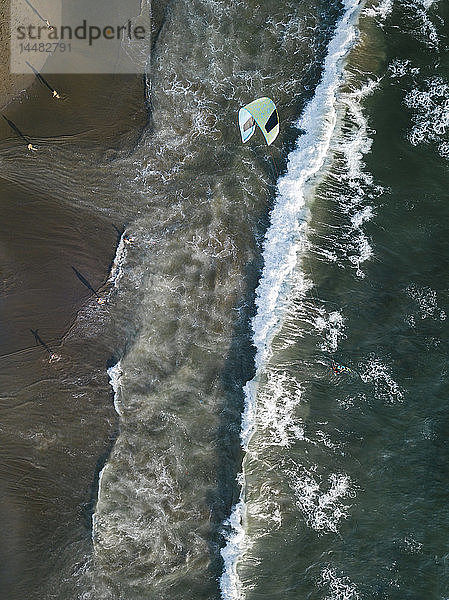 Indonesien  Bali  Strand von Berawa  Luftaufnahme eines Drachensurfers