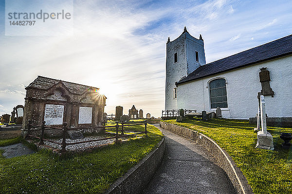 UK  Nordirland  Ballycastle  kleine Kirche mit Friedhof