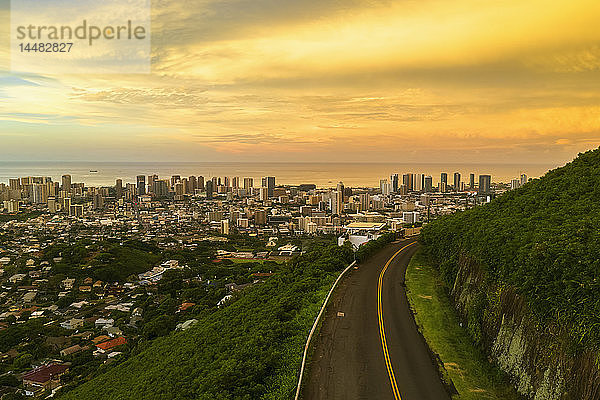 USA  Haswaii  Oahu  Honolulu  Blick vom Tantalus-Aussichtspunkt bei Sonnenaufgang  Puu Ualakaa State Park