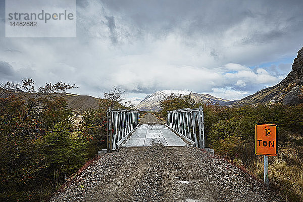 Chile  Valle Chacabuco  Parque Nacional Patagonia  Schotterstraße in der Berglandschaft des Paso Hondo