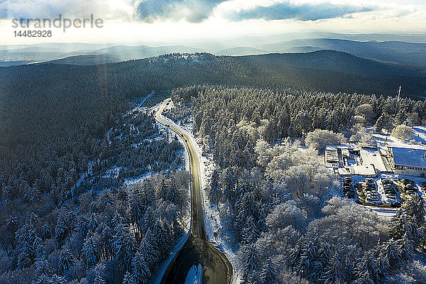 Deutschland  Hessen  Schmitten  Luftaufnahme des Großen Feldbergs  Straße und Wald im Winter