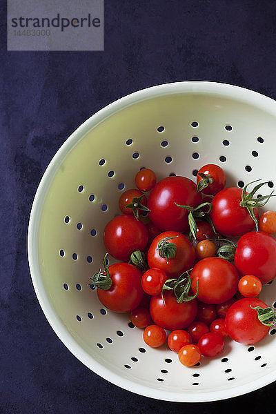 Johannisbeer-Tomaten in weißem Sieb