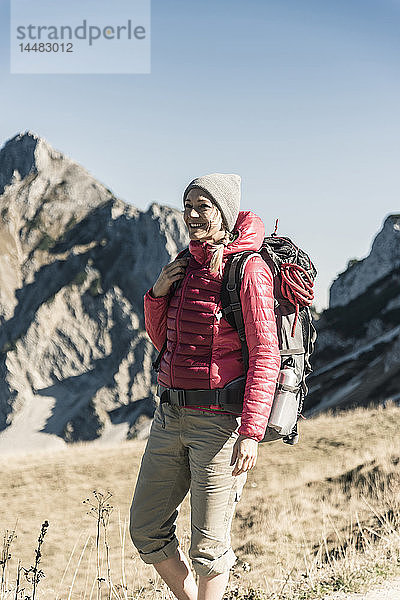Österreich  Tirol  lächelnde Frau auf einer Wanderung in den Bergen