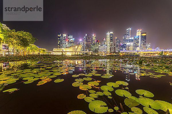 Singapur  Finanzdistrikt  Hochhäuser bei Nacht