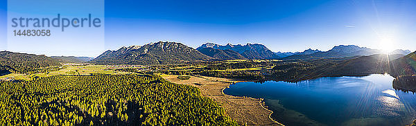Deutschland  Bayern  Ostallgäu  Region Garmisch-Partenkirchen  Krün  Luftaufnahme von Barmsee und Grubsee
