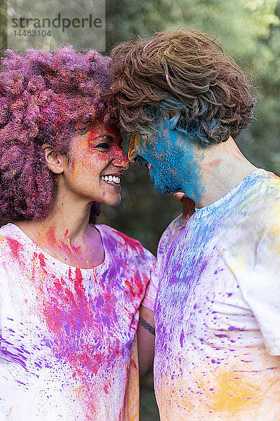 Ein Paar voller bunter Pulverfarbe  feiert Holi  Fest der Farben