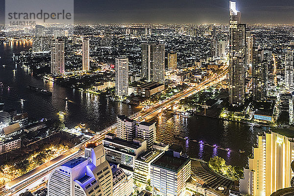 Thailand  Bangkok  Luftaufnahme der Stadt mit dem Fluss Chao Phraya bei Nacht